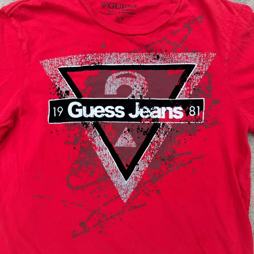 Guess Jeans Mens Red Graphic Triangle Logo T-Shirt Small Short Sleeve Tee - Picture 2 of 6
